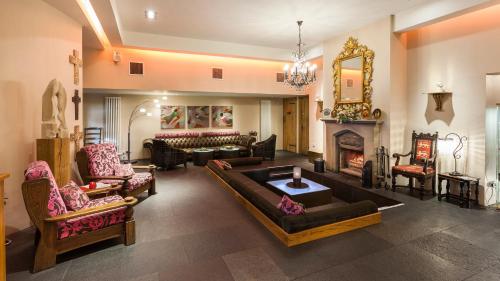 BanknockにあるGlenskirlie Castle Hotelのソファと暖炉付きの広いリビングルーム