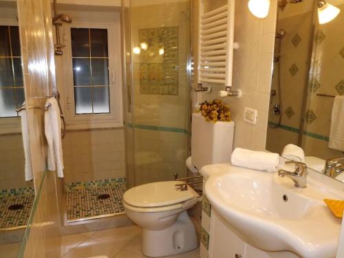 y baño con aseo, lavabo y ducha. en House Fede by Holiday World, en Génova