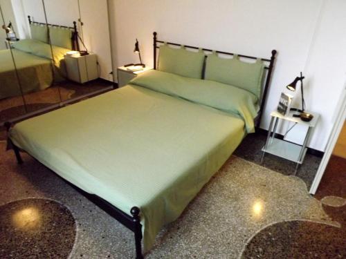 ジェノヴァにあるHouse Fede by Holiday Worldのベッドルーム1室(大型ベッド1台、緑のシーツ付)