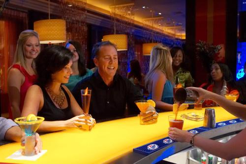 een groep mensen die aan een bar zitten bij Bally's Shreveport Casino & Hotel in Shreveport