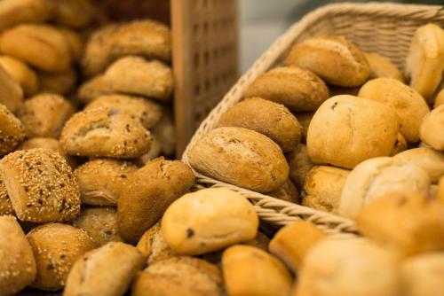 una pila de cestas llenas de diferentes tipos de pan en Spring Hotel Vulcano, en Playa de las Américas