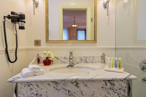 A bathroom at Meroddi Bagdatliyan Hotel