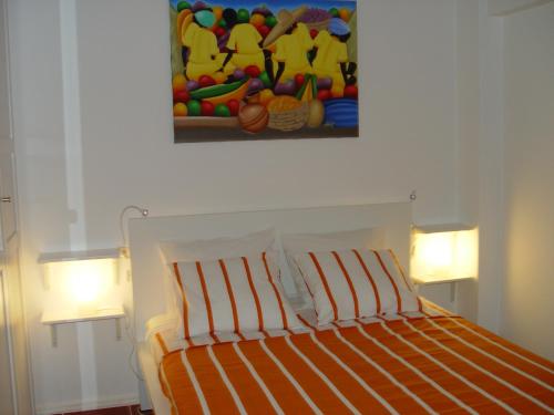 リスボンにあるgreen SOFIMAR LISBONのベッドルーム1室(壁に絵画が描かれたベッド1台付)