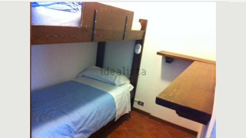セストリエーレにあるSestrierの小さなベッドルーム(ベッド1台、二段ベッド1組付)
