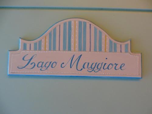 a sign that says lago a machete on a wall at B&B Il Rovere in Gattico