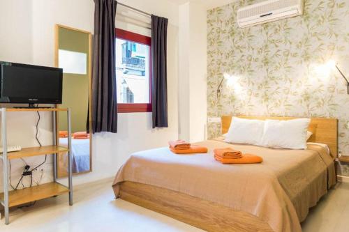 バルセロナにあるOld City Beach Houseのベッドルーム1室(ベッド1台、タオル2枚付)