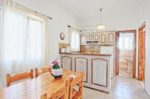 カラミにあるZoulis Andonisのキッチン、ダイニングルーム(木製テーブル付)
