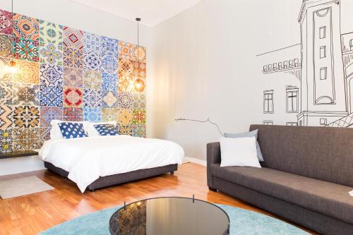 1 dormitorio con 1 cama y 1 sofá en Orpheus - Universidade - UNESCO Heritage, en Coímbra
