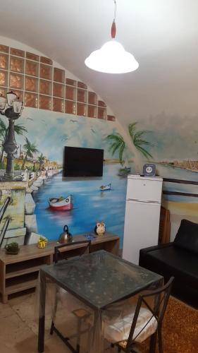 un soggiorno con un dipinto sul muro di B&B S.Antonio a Bari