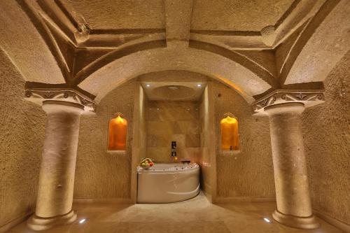 Bathroom sa Abu Hayat Cave Suites