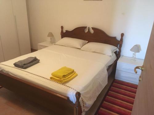 カステルフィダルドにあるVilla Rea Bed&Beautyのベッドルーム1室(ベッド1台、タオル2枚付)