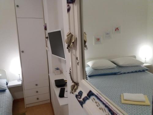1 dormitorio con 2 camas y espejo en Assi Room, en Split