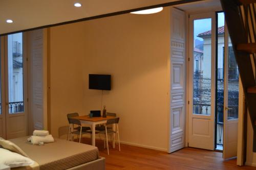 Un dormitorio con una cama y una mesa con escritorio. en Via Roma Apartment Deluxe, en Salerno