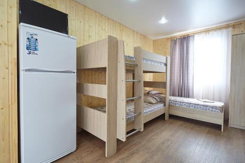 ゴルビツカヤにあるДом у моряの小さな客室で、二段ベッド2台、冷蔵庫が備わります。