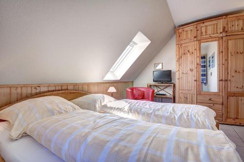 ブットヤーディンゲンにあるParadies-Ferien Burhave - Kat. IIのベッドルーム1室(ベッド2台、天窓付)