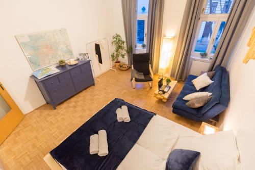 ウィーンにあるStunning Apartment Vienna Central Stationのリビングルーム(青いソファ付)のオーバーヘッドビュー