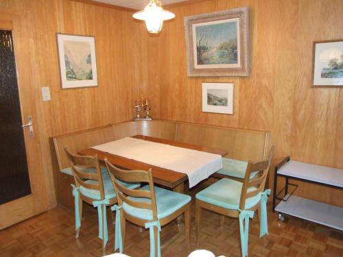 - une salle à manger avec une table et des chaises dans l'établissement Chalet Kanderhus, à Kandersteg