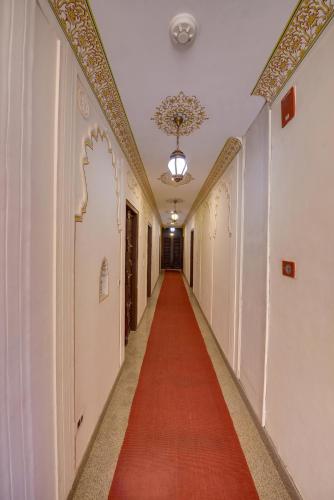 a long corridor with a red carpet in a building at Radhey Ki Haveli in Khātu