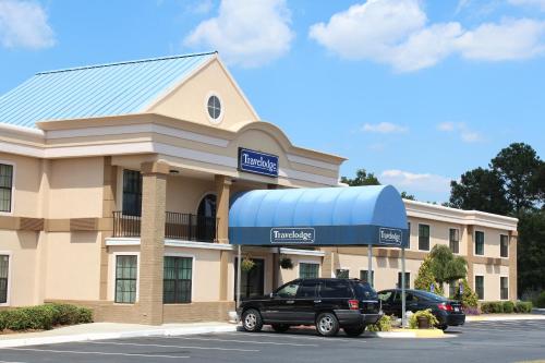 a car parked in front of a hotel at Travelodge by Wyndham Perry National Fairgrounds Area I-75 in Perry