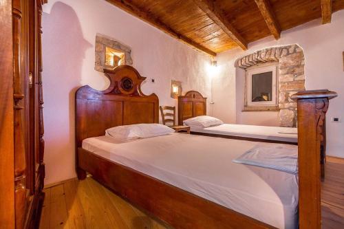 - une chambre avec 2 lits dans l'établissement Villa Teresa, à Medulin