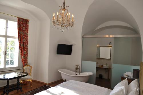 Schlosshotel Mailbergにあるベッド