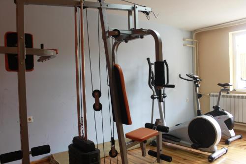 un gimnasio con varios equipos de ejercicio en una habitación en Guest House Tabakovi en Velingrado