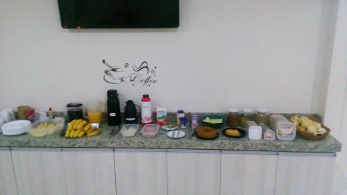 een bar met eten en drinken erop bij Hotel Viracopos de Indaiatuba in Indaiatuba