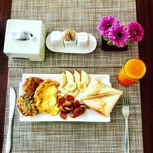 Hotel Hema في كاتماندو: طبق من طعام الإفطار على طاولة