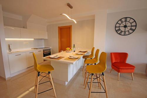 LA PERLA by RENTMEDANO superb luxury duplex, private roof terrace, ocean view, pool, WiFi and parking