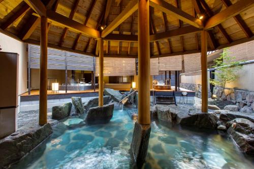 una piscina en el medio de una casa en Hirugami Grand Hotel Tenshin, en Achi