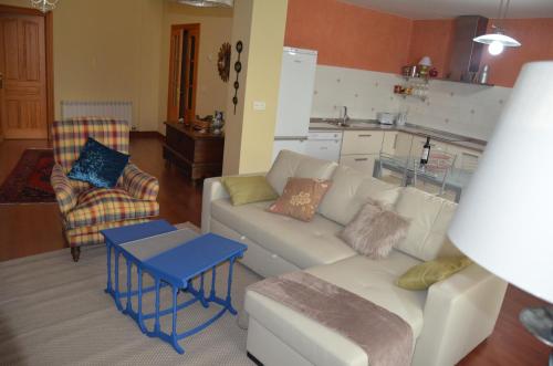 sala de estar con sofá y mesa en Casa Emma, en Villamarciel