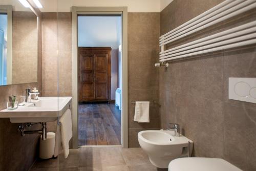 a bathroom with a sink and a toilet at La Milzetta in Russi