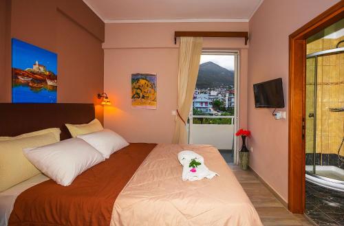 Postel nebo postele na pokoji v ubytování Kyparissia Beach Hotel