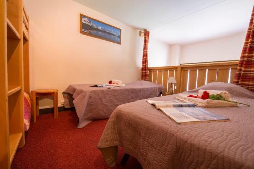 - une chambre d'hôtel avec 2 lits dans l'établissement Résidence Grand Roc - Bruyères 207 - Happy Rentals, à Chamonix-Mont-Blanc