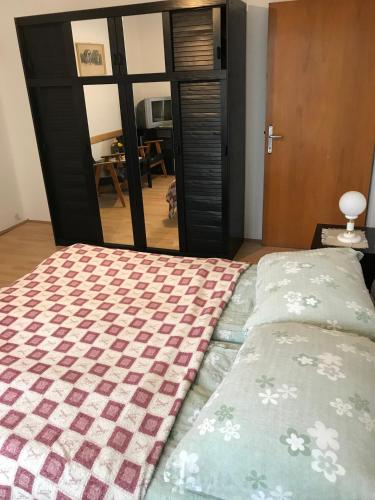 Кровать или кровати в номере Friends Villa Apartments 2