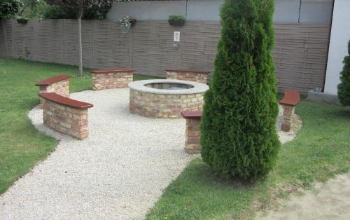 Jardín al aire libre en Zafír Sziget Apartman