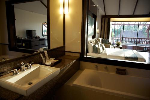 功孟海滩The Elements Krabi Resort - SHA Plus的带水槽和大镜子的浴室