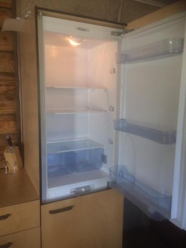 um frigorífico vazio com a porta aberta numa cozinha em Aasa Puhkemaja em Otepää