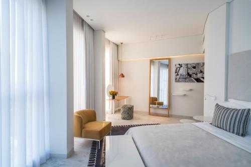 Una cama o camas en una habitación de 65 Hotel, Rothschild Tel Aviv - an Atlas Boutique Hotel