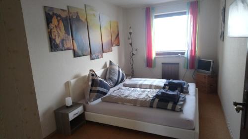 a bedroom with a bed and a window at Appartement STOA in Kleinarl