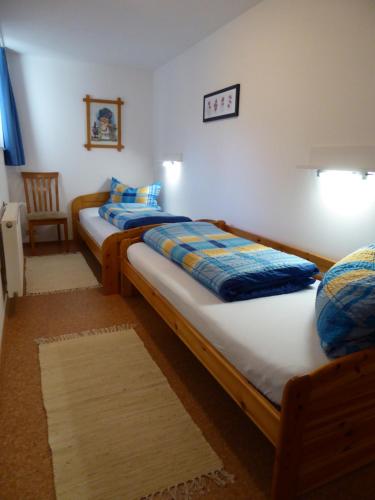 two twin beds in a room with at Ferienwohnung Treuter in Viereth-Trunstadt