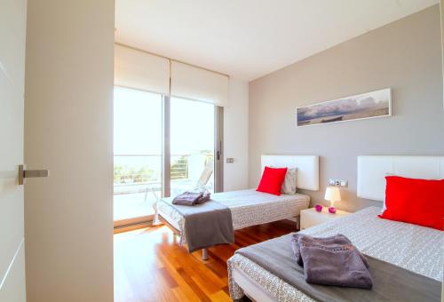 ロザスにあるLEON INMO Apartment Playa y Sol - 10024のベッドルーム1室(ベッド2台、大きな窓付)