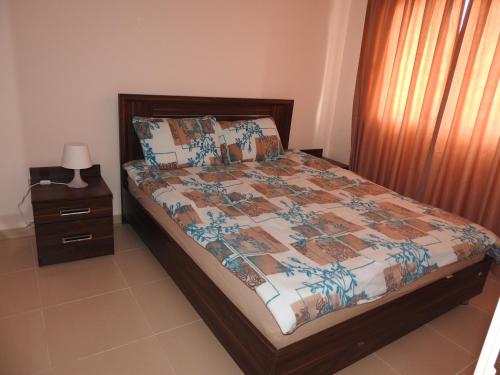 شقة أيلين في فاماغوستا: غرفة نوم بسرير مع اطار خشبي وموقف ليلي