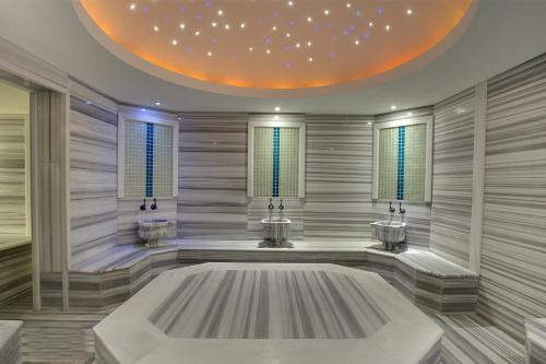 baño con 2 lavabos y bañera grande en White Star Hotel, en Adıyaman