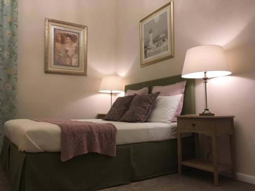 um quarto com uma cama com dois candeeiros em Dubrovnik Hotel Alternatives em Dubrovnik