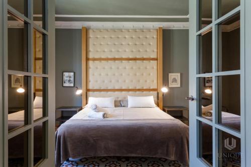 เตียงในห้องที่ Unique Rentals - Luxurious Oasis