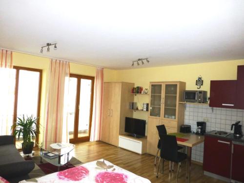 a living room with a kitchen and a table with chairs at Abendsonne in Bamberg