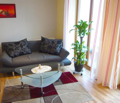 sala de estar con sofá y mesa de centro en Abendsonne, en Bamberg