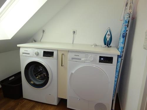 a washing machine in a room with a counter at Haus Geni in Nettetal
