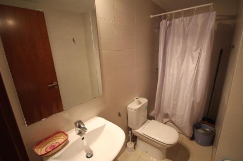 ロザスにあるmilleni 3222のバスルーム(洗面台、トイレ、鏡付)